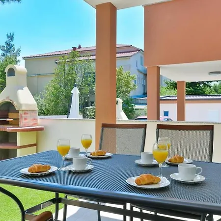 Villa Luxurious Two Bedroom With Jacuzzy- Casa2 Starigrad Paklenica
